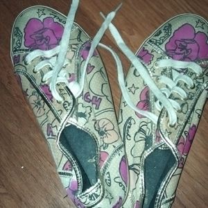 Iam selling coach shoes